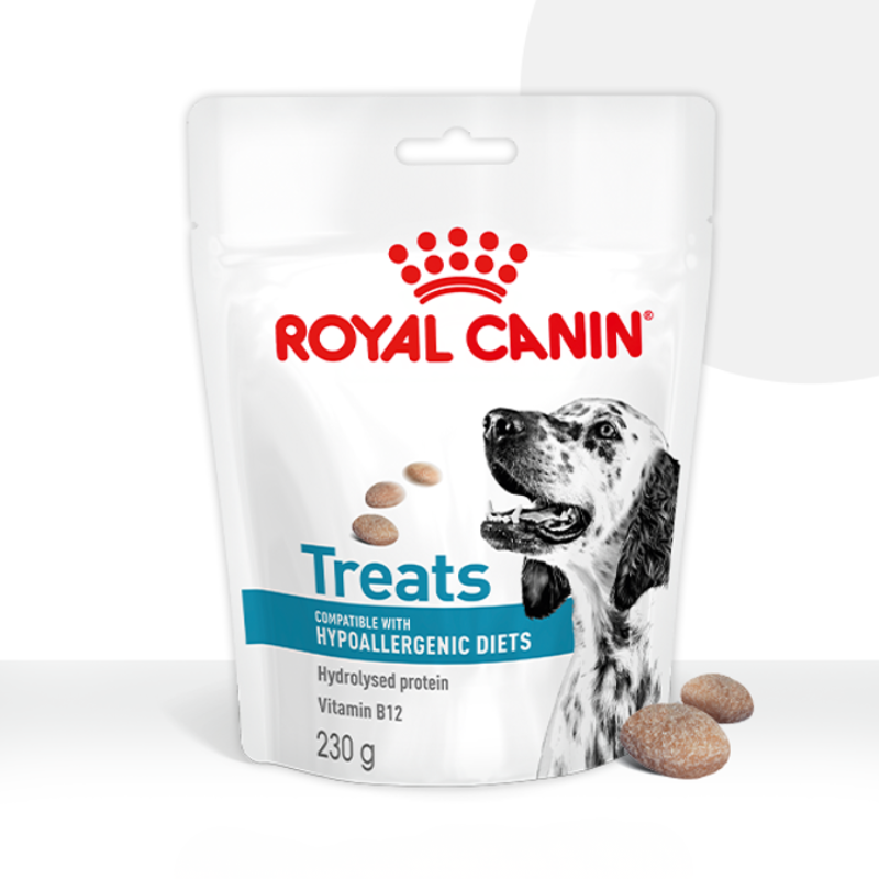 De verpakking van Royal Canin Treats voor Hypoallergenic diets, met enkele snoepjes in de voorgrond.
