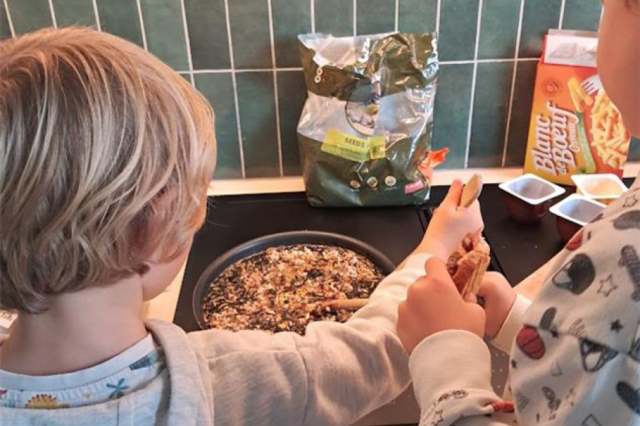 Kindjes van Manon een medewerkster bij Tom&Co maken lekker voer voor de tuinvogels