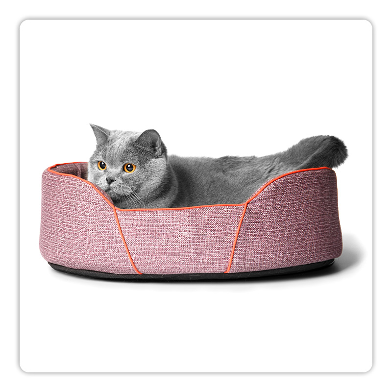 chat disposant d&rsquo;un endroit calme pour se retirer et se d&eacute;tendre pendant les f&ecirc;tes anim&eacute;es