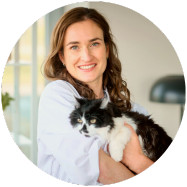 Dierenarts met een zwart witte kat in de armen